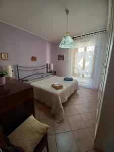 a bedroom with a bed and a pendant light at Il Posto Giusto - locazione turistica in Orvieto Scalo