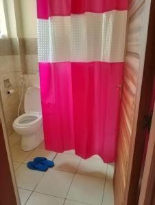 Ένα μπάνιο στο Cozy 2 Bedroom Apartment in Tatu City