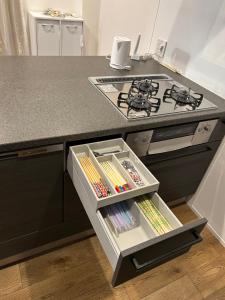 una cucina con fornelli e piano di lavoro di 静谧时光 a Tokyo