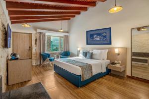 a bedroom with a large bed in a room at Sterling Corbett in Marchula