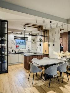 a kitchen and dining room with a table and chairs at Dom Neuhaus in Jeżów Sudecki