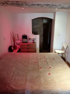 Ένα ή περισσότερα κρεβάτια σε δωμάτιο στο Loft avec Sauna et Jacuzzi