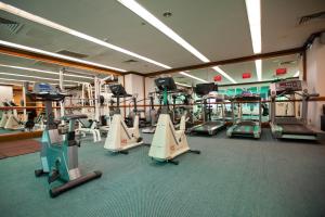 un gimnasio con varias cintas de correr y bicicletas estáticas en Evergreen Laurel Hotel Penang en George Town