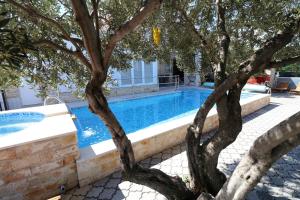 Hồ bơi trong/gần Apartmani Bilokapić