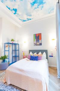 Ένα ή περισσότερα κρεβάτια σε δωμάτιο στο RetroPop Design Apartment , Designerzimmer für je 2 Personen, Top Lage, WIFI