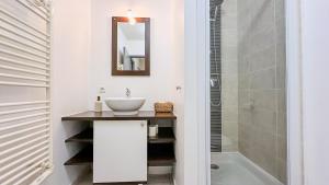 a bathroom with a sink and a shower at L Anatole Hyper centre Calme sur cour in Pézenas +25 photos