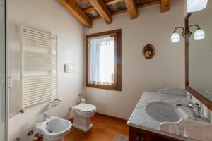 Kúpeľňa v ubytovaní Holiday House Petrarca + 27 fotografií