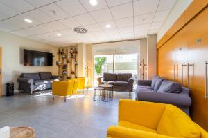 ein Wartezimmer mit Sofas und Stühlen in der Unterkunft Vistamar Hotel Luxury Wellness By DLV -Adults Only- in Villajoyosa