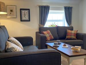 a living room with two couches and a coffee table at The Countryman Inn in Wool