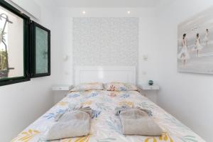 Łóżko lub łóżka w pokoju w obiekcie Luxury Poolside Holiday Home