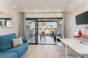 salon z niebieską kanapą i stołem w obiekcie Luxury Poolside Holiday Home w mieście Maspalomas