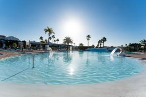 Basen w obiekcie Luxury Poolside Holiday Home lub w pobliżu