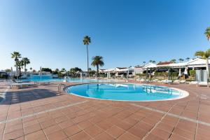 Basen w obiekcie Luxury Poolside Holiday Home lub w pobliżu