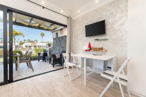 Telewizja i/lub zestaw kina domowego w obiekcie Luxury Poolside Holiday Home