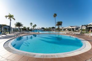 Basen w obiekcie Luxury Poolside Holiday Home lub w pobliżu