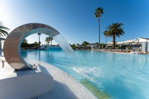 Basen w obiekcie Luxury Poolside Holiday Home lub w pobliżu