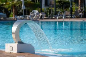 Basen w obiekcie Luxury Poolside Holiday Home lub w pobliżu