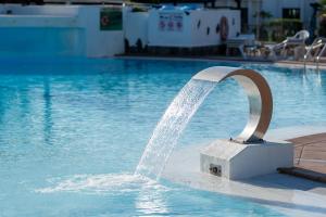 Basen w obiekcie Luxury Poolside Holiday Home lub w pobliżu