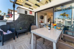 A seating area at Luxury Poolside Holiday Home