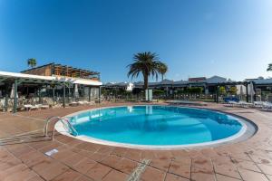 Basen w obiekcie Luxury Poolside Holiday Home lub w pobliżu