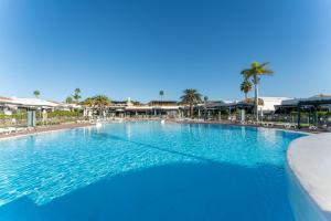 Basen w obiekcie Luxury Poolside Holiday Home lub w pobliżu