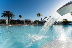Basen w obiekcie Luxury Poolside Holiday Home lub w pobliżu