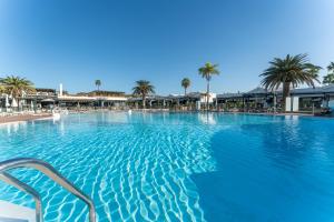 Basen w obiekcie Luxury Poolside Holiday Home lub w pobliżu