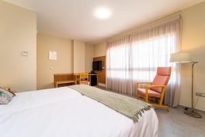 Ein Bett oder Betten in einem Zimmer der Unterkunft Vistamar Hotel Luxury Wellness By DLV -Adults Only-