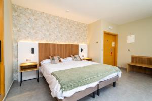Ein Bett oder Betten in einem Zimmer der Unterkunft Vistamar Hotel Luxury Wellness By DLV -Adults Only-