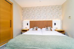 Ein Bett oder Betten in einem Zimmer der Unterkunft Vistamar Hotel Luxury Wellness By DLV -Adults Only-