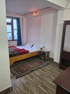 Hotel Rainbow Regency Ravangla South Sikkim客房内的一张或多张床位