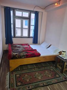 Hotel Rainbow Regency Ravangla South Sikkim客房内的一张或多张床位