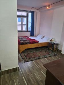 Hotel Rainbow Regency Ravangla South Sikkim客房内的一张或多张床位