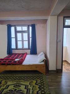 Hotel Rainbow Regency Ravangla South Sikkim客房内的一张或多张床位