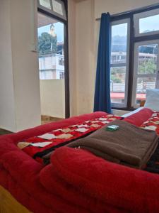 Hotel Rainbow Regency Ravangla South Sikkim客房内的一张或多张床位