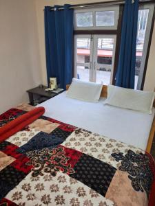 Hotel Rainbow Regency Ravangla South Sikkim客房内的一张或多张床位