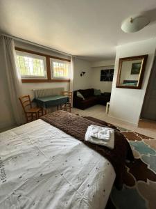 una camera da letto con un letto grande e un soggiorno di Chez les Michel a Viry 1 altra foto