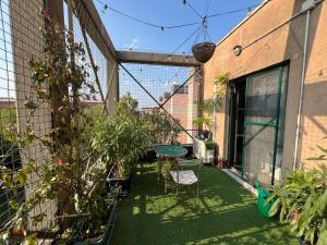 Zahrada ubytování Top Floor Apt with Rooftop Terrace, Quiet Area