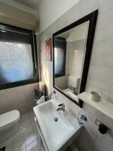 Koupelna v ubytování Top Floor Apt with Rooftop Terrace, Quiet Area + 6 fotografií