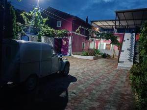 ein Van vor einem Gebäude geparkt in der Unterkunft SuperPanorama GuestHouse in Kukës