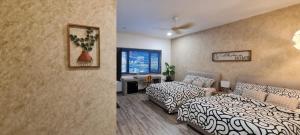 新古毛Suites Only KKB的一间卧室，配有两张床和一扇窗户