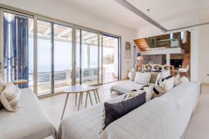 Posezení v ubytování Villa Itaca Vista mar y piscina climatizada