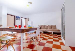 Villa Odetta - appartamento Anfora في توري كوليمينا: غرفة معيشة مع طاولة وكراسي وأريكة