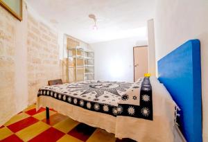 Villa Odetta - appartamento Anfora في توري كوليمينا: غرفة نوم بها سرير في الغرفة