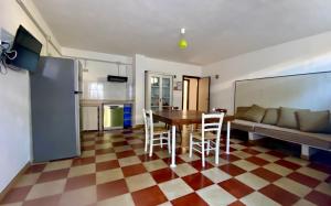 Villa Odetta - appartamento Anfora في توري كوليمينا: مطبخ وغرفة معيشة مع طاولة وكراسي