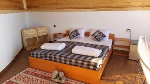 een slaapkamer met een bed met twee kussens erop bij Habibi Hostel in Taghazout