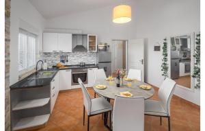 Una cocina y un comedor con mesa y sillas. en 2 Bedroom Awesome Home In Porec, en Poreč