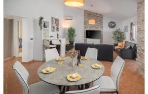 Un comedor y una sala de estar con mesa y sillas. en 2 Bedroom Awesome Home In Porec, en Poreč