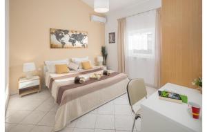 un dormitorio con una cama grande en una habitación en 2 Bedroom Awesome Home In Porec, en Poreč