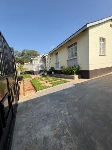 ein leerer Parkplatz vor einem Gebäude in der Unterkunft JPAL Properties in Kisumu